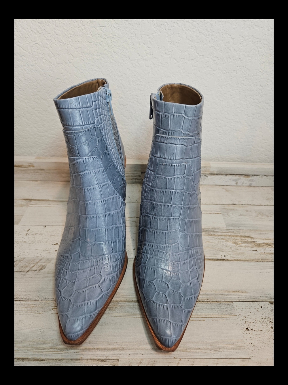 Gianni Bini Women’s Croc Embossed Blue Ankle Boots Leather Size 8M - New